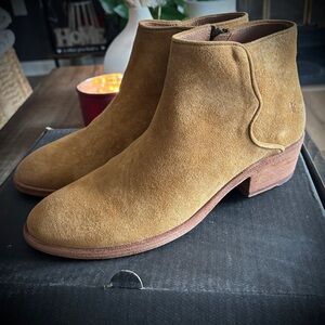 ** BRAND NEW Frye Carson Piping Booties in Tan. Size 9.5